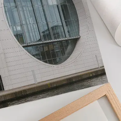 Stampa su tela facciata futuristica con linee rigorose e struttura in vetro