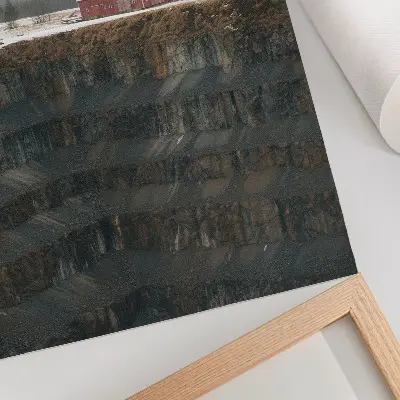 Stampa su tela fienile sul pendio con paesaggio invernale, foresta e nebbia