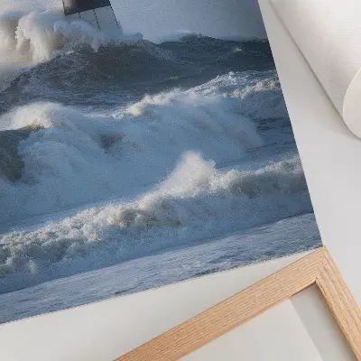 Poster onde che si infrangono sul faro con forte contrasto che esprime la potenza della natura