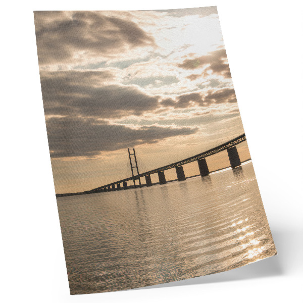 Stampa su tela Un ponte sull'acqua alla luce del sole al tramonto