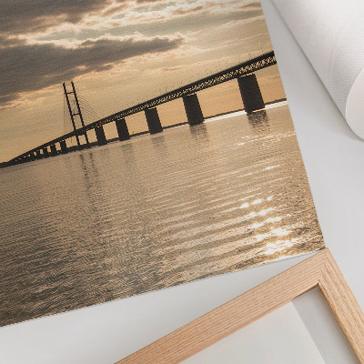 Stampa su tela Un ponte sull'acqua alla luce del sole al tramonto