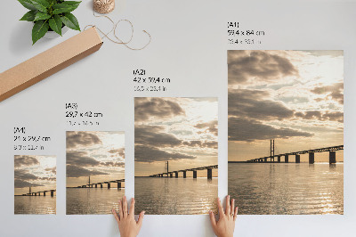 Stampa su tela Un ponte sull'acqua alla luce del sole al tramonto