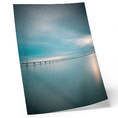 Foto su tela Un ponte su acque blu e tranquille.