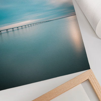 Foto su tela Un ponte su acque blu e tranquille.