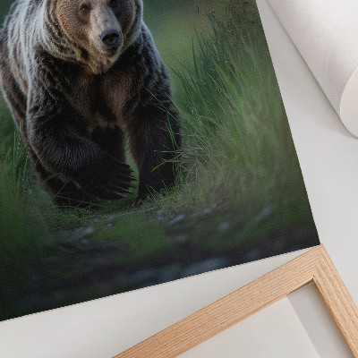 Stampa su tela Un orso fiero nel suo ambiente forestale