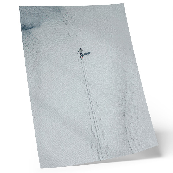 Foto su tela Uno sciatore solitario in un deserto innevato