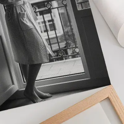 Poster persona alla finestra con tazza di caffè in un momento di pace