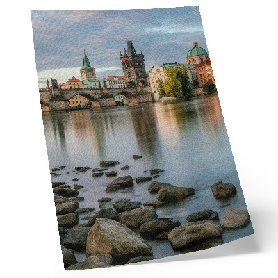 Poster Un pittoresco panorama della città con un ponte sul fiume.