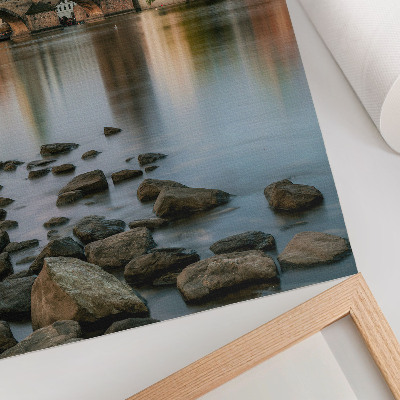 Poster Un pittoresco panorama della città con un ponte sul fiume.