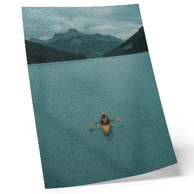 Poster paesaggio sereno con kayakista su un lago turchese tra le montagne