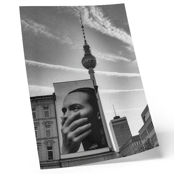 Foto su tela città con murale e torre televisiva