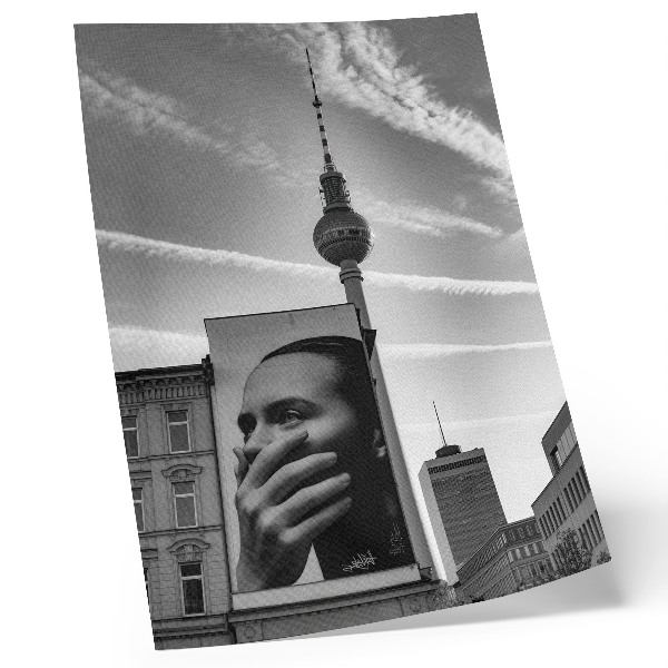 Foto su tela Una città con un murale e una torre televisiva