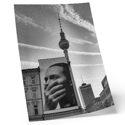 Foto su tela Una città con un murale e una torre televisiva
