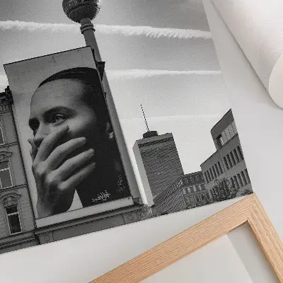 Foto su tela città con murale e torre televisiva