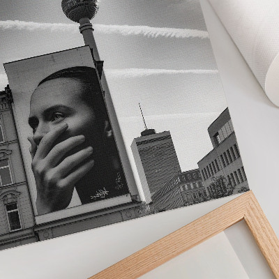 Foto su tela Una città con un murale e una torre televisiva