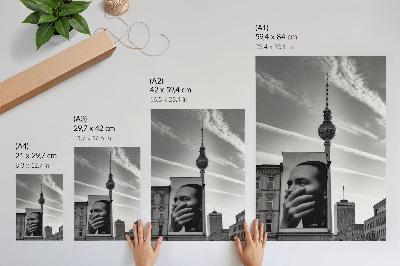 Foto su tela Una città con un murale e una torre televisiva