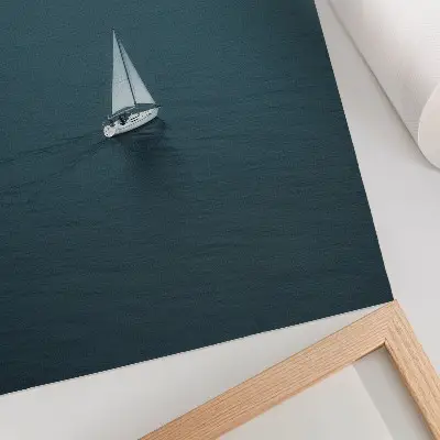 Stampa su tela uno yacht su un mare calmo in una composizione minimalista