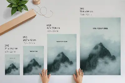 Poster montagna monocromatica con atmosfera mistica e pace