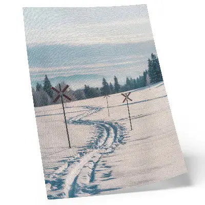 Poster paesaggio invernale con piste da sci, montagne, alberi e cielo