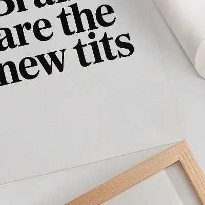 Stampa su tela con motivo tipografico a contrasto e messaggio motivazionale