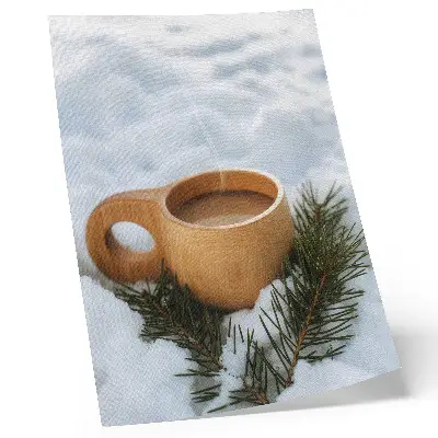 Foto su tela paesaggio innevato con tazza di legno e ramoscelli verdi