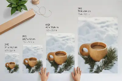 Foto su tela paesaggio innevato con tazza di legno e ramoscelli verdi