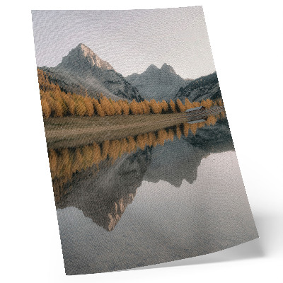 Poster lago tranquillo, alberi autunnali, riflesso sulle montagne, natura