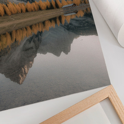 Poster lago tranquillo, alberi autunnali, riflesso sulle montagne, natura