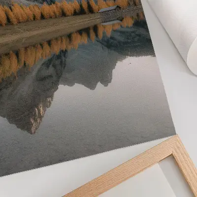Poster lago tranquillo con alberi autunnali e riflesso sulle montagne