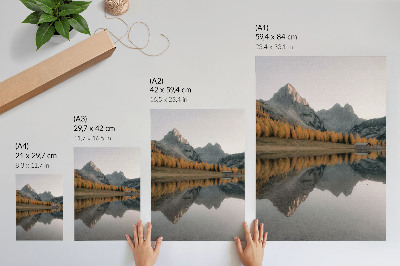 Poster lago tranquillo, alberi autunnali, riflesso sulle montagne, natura