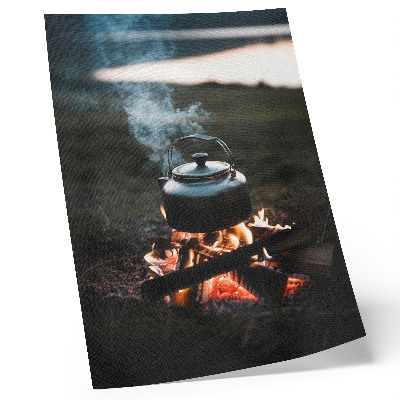 Poster Un bollitore sul fuoco nella foresta vicino al lago