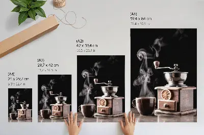 Poster con atmosfera suggestiva, motivi classici e tavolozza scura