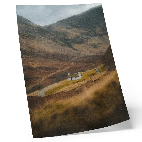 Foto su tela paesaggio montano con un cottage solitario immerso nella natura