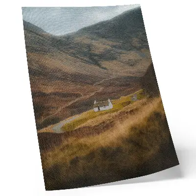 Foto su tela paesaggio montano con un cottage solitario immerso nella natura