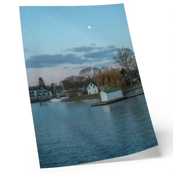 Poster Il cielo sopra il lago, le case, la luna, gli alberi