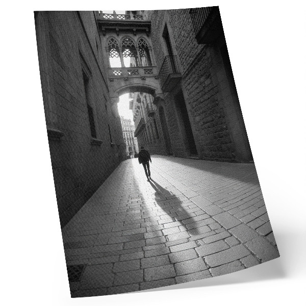 Foto su tela Fotografia in bianco e nero di una strada con architettura