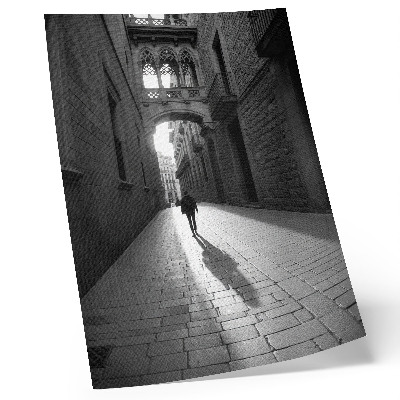 Foto su tela Fotografia in bianco e nero di una strada con architettura