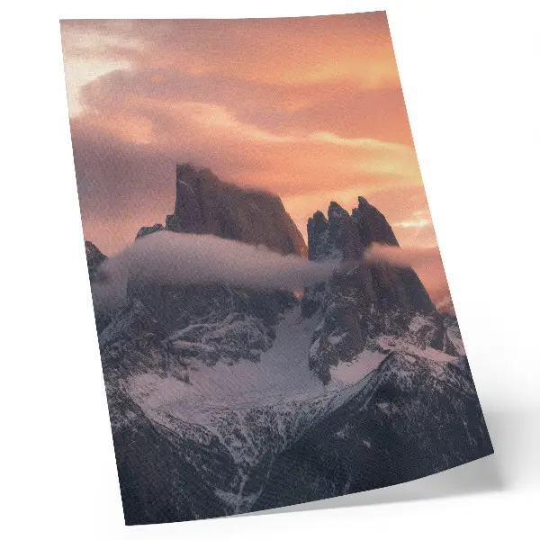 Stampa su tela tramonto tra le montagne con nebbia e atmosfera misteriosa