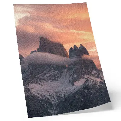 Stampa su tela tramonto tra le montagne con nebbia e atmosfera misteriosa