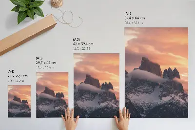 Stampa su tela tramonto tra le montagne con nebbia e atmosfera misteriosa