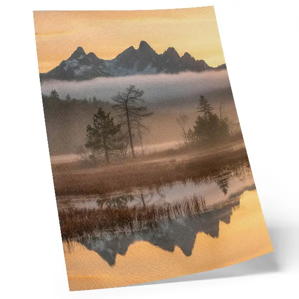 Foto su tela paesaggio di montagna con alberi, nebbia e riflesso nell'acqua