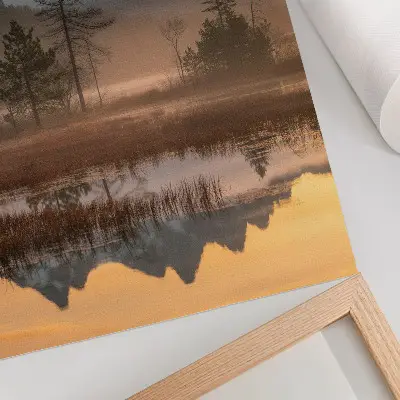 Foto su tela paesaggio di montagna con alberi, nebbia e riflesso nell'acqua