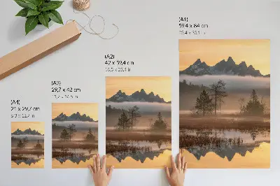 Foto su tela paesaggio di montagna con alberi, nebbia e riflesso nell'acqua