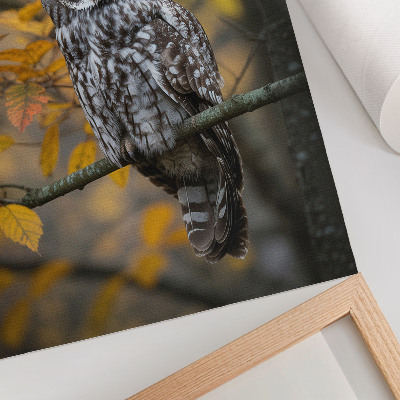 Poster Gufo su un ramo di foglie gialle