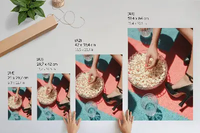 Foto su tela con tappeto colorato, popcorn, vetro e figura elegante