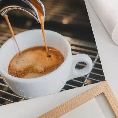 Poster tazza bianca con grafica espressiva in stile moderno