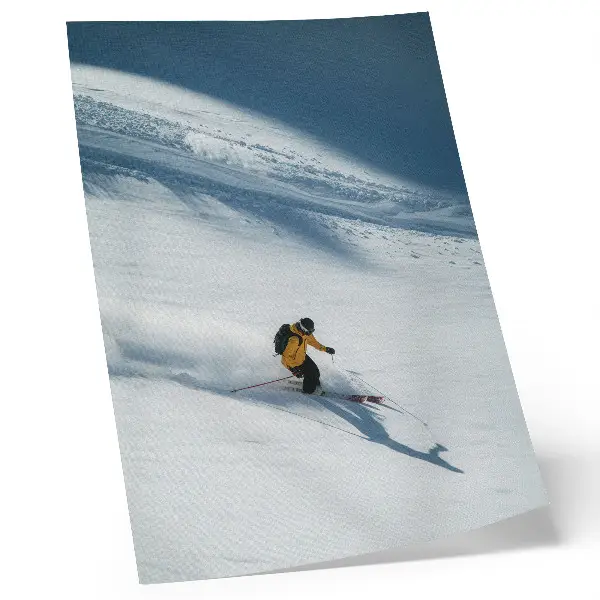 Stampa su tela sciatore con giacca gialla su pendio innevato con ombra
