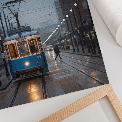 Stampa su tela Tram blu, vita cittadina in una giornata di pioggia