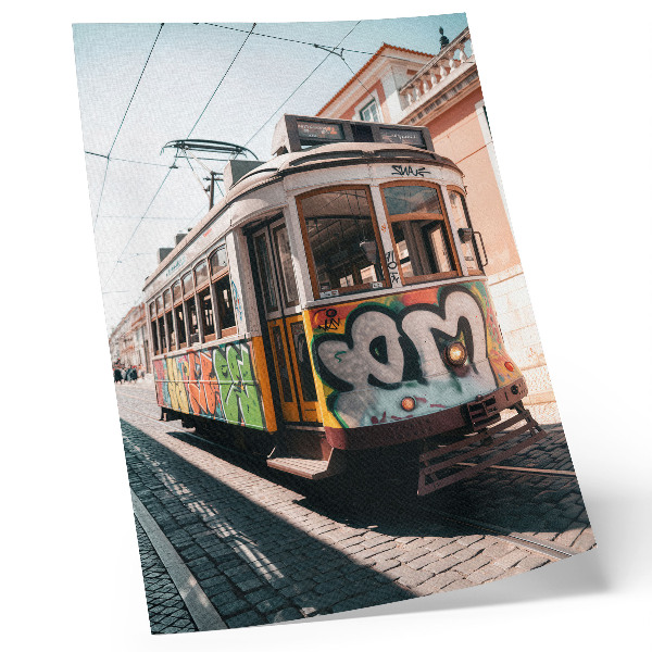 Foto su tela Graffiti sui tram, architettura urbana di strada