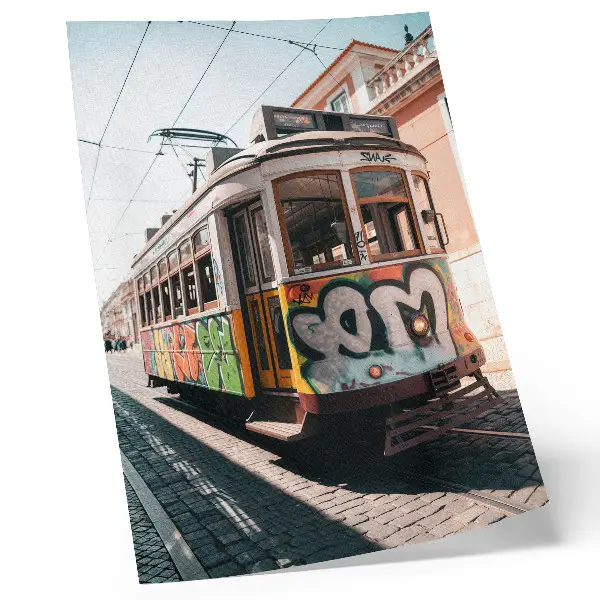 Foto su tela graffiti sui tram con architettura urbana